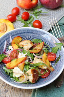 https://leuchttage.de/2017/06/22/salatzeit-brotsalat-mit-nektarinen-bueffelmozzarella-und-rucola/